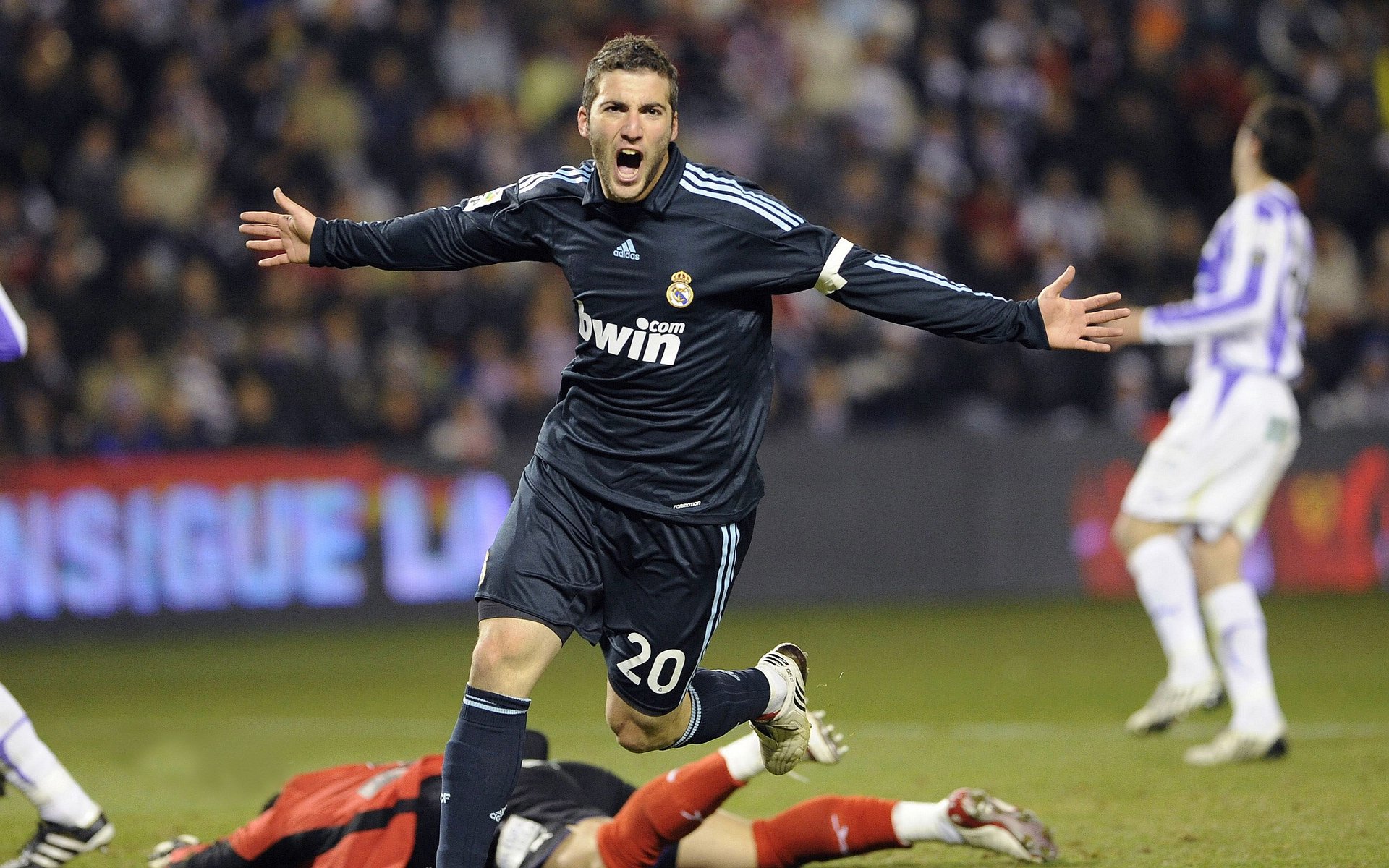 爱游戏体育-赛道与球场，孙兴慜在F1街道赛的冰岛式险胜